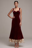 Robe en velours midi bourgogne, coupe sirène, à col cœur, à volants et avec nœud