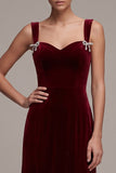 Robe en velours midi bourgogne, coupe sirène, à col cœur, à volants et avec nœud