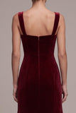 Robe en velours midi bourgogne, coupe sirène, à col cœur, à volants et avec nœud