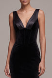 Robe en velours longue noire à corset, coupe fourreau et col en V