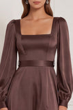 Robe de demoiselle d'honneur Maxi en satin à manches longues à col carré espresso avec fente