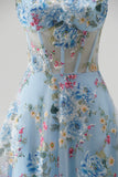 Robe de soirée longue bleue ligne A, à corset transparent, broderie florale et fines bretelles