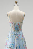 Robe de soirée longue bleue ligne A, à corset transparent, broderie florale et fines bretelles