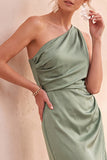 Robe de cérémonie vert sauge en satin, coupe fourreau, à une épaule, avec fronces, midi