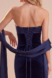Robe de cérémonie navy, corset, en velours, coupe fourreau, sans bretelles, longue, avec dentelle