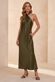 Robe de cérémonie olive, à encolure tour de cou, coupe fourreau, en satin, longue, avec poches