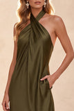Robe de cérémonie olive, à encolure tour de cou, coupe fourreau, en satin, longue, avec poches