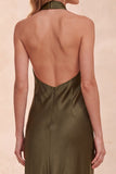 Robe de cérémonie olive, à encolure tour de cou, coupe fourreau, en satin, longue, avec poches