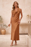 Robe de cérémonie orange brûlé, à col bénitier, en satin, coupe fourreau, longue, avec dentelle
