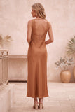 Robe de cérémonie orange brûlé, à col bénitier, en satin, coupe fourreau, longue, avec dentelle
