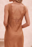 Robe de cérémonie orange brûlé, à col bénitier, en satin, coupe fourreau, longue, avec dentelle