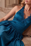 Robe de cérémonie peacock blue, ligne A, à encolure tour de cou, en satin, avec plis, longue, avec dentelle