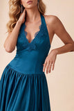 Robe de cérémonie peacock blue, ligne A, à encolure tour de cou, en satin, avec plis, longue, avec dentelle