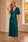 Robe longue peacock blue en satin, coupe fourreau, en dentelle, à col V, à manches courtes, longue, avec fente