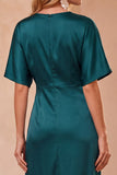 Robe longue peacock blue en satin, coupe fourreau, en dentelle, à col V, à manches courtes, longue, avec fente