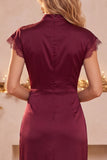 Robe de cérémonie bourgogne, coupe fourreau, à col montant, à mancherons, avec fronces, longue, avec dentelle et fente