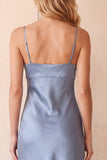 Robe de cérémonie dusty blue, coupe fourreau, en satin, à fines bretelles, longue, avec dentelle
