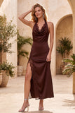 Robe de cérémonie midi cabernet en satin, coupe fourreau, à encolure tour de cou et avec fente en dentelle