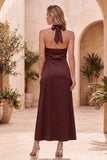 Robe de cérémonie midi cabernet en satin, coupe fourreau, à encolure tour de cou et avec fente en dentelle
