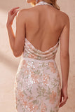 Robe de cérémonie ivoire, coupe fourreau, à encolure tour de cou, à col bénitier, à paillettes, midi, avec dentelle
