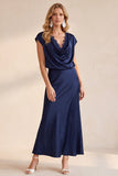 Robe de cérémonie bleu marine à col bénitier, coupe fourreau, en satin et dentelle, longueur midi, à mancherons