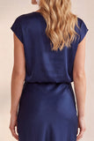 Robe de cérémonie bleu marine à col bénitier, coupe fourreau, en satin et dentelle, longueur midi, à mancherons