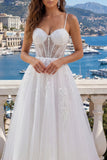 Corset à bretelles fines blanches Une robe de mariée en tulle appliqué de la ligne