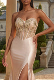 Corset sirène champagne sans bretelles avec une longue robe de bal appliquée et fendue