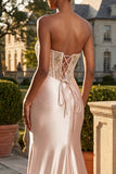 Corset sirène champagne sans bretelles avec une longue robe de bal appliquée et fendue