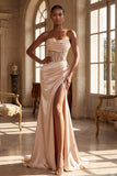 Robe de bal longue de bal à perles de sirène champagne sans bustier avec fente