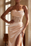 Robe de bal longue de bal à perles de sirène champagne sans bustier avec fente