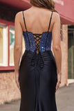 Robe de bal en satin à perles noires avec fente