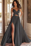 Une ligne robe de bal rose plissée à col en V avec fente
