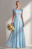 Une robe longue longue de demoiselle d’honneur imprimée en mousseline bleue avec volants