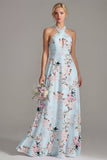 Longue robe de demoiselle d’honneur rose à col nu à boutons à fleurs