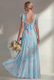 Une robe longue longue de demoiselle d’honneur imprimée en mousseline bleue avec volants