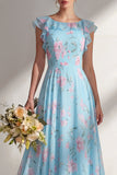 Une robe longue longue de demoiselle d’honneur imprimée en mousseline bleue avec volants