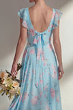 Une robe longue longue de demoiselle d’honneur imprimée en mousseline bleue avec volants