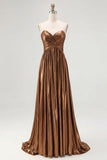 Robe de soirée longue plissée en satin doré chic avec décolleté en V profond et coupe trapèze