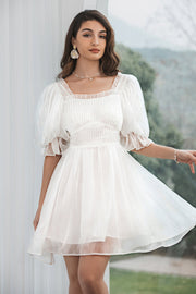 Petite robe blanche plissée en tulle avec dos à lacets