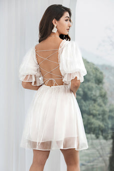 Petite robe blanche plissée en tulle avec dos à lacets