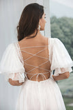 Petite robe blanche plissée en tulle avec dos à lacets