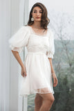 Petite robe blanche plissée en tulle avec dos à lacets