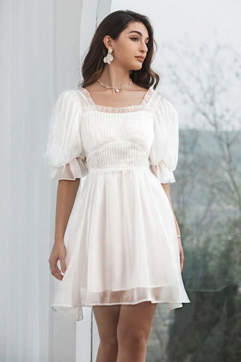 Petite robe blanche plissée en tulle avec dos à lacets