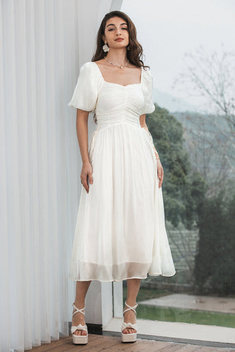 Une ligne plissée petite robe blanche à manches bouffantes