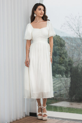 Une ligne plissée petite robe blanche à manches bouffantes