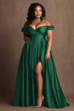 Robe longue formelle en satin bleu marine à épaules dénudées grande taille avec fente
