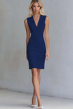 Robe de travail courte moulante en satin ivoire à col en V