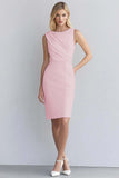 Robe courte de travail moulante sans manches en satin ivoire