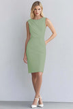 Robe courte de travail moulante sans manches en satin ivoire